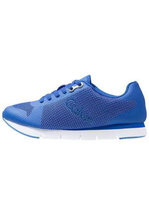 Niebieski sneaker Colmar z cholewką z siateczki, niebieskimi sznurówkami, białą segmentowaną podeszwą i nazwą marki po boku, pokazany w widoku z profilu prawego.