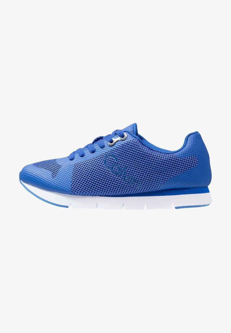Basket Colmar bleue avec empeigne en mesh, lacets bleus, semelle blanche segmentée et nom de la marque sur le côté, vue de profil droit.
