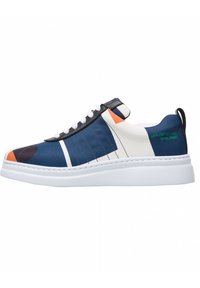 Blauwe en witte sneaker met geometrisch patroon, contrasterende zwarte accenten, witte zool en vetersluiting. Bevat gestikte details langs de zijkanten.