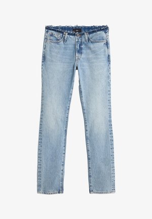 Jean en denim bleu clair avec une taille haute et un bord supérieur effiloché, comprenant des poches avant, des passants pour ceinture et une fermeture à bouton.