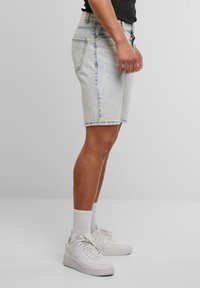 2Y Premium STRAIGHT FIT - Farkkushortsit - blue