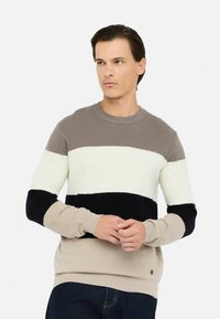 Maglione lavorato a maglia con righe orizzontali in grigio, bianco, beige e blu navy. Design a girocollo con polsini e orlo a coste.