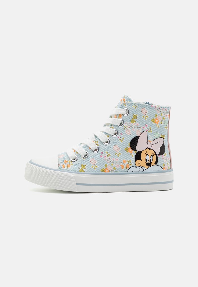 Baskets montantes avec un motif floral bleu clair et un graphique de Minnie Mouse sur le côté, lacets blancs et semelle en caoutchouc blanche avec une bande bleue.