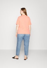 Levi's® Plus 80S MOM JEAN - Mom traperice - medium indigo worn in