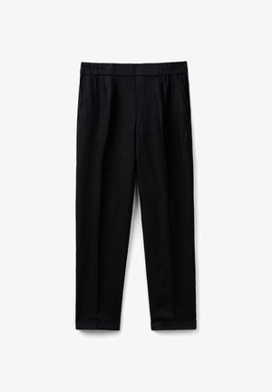 Czarne spodnie z prostymi nogawkami, elastycznym pasem, bocznymi kieszeniami oraz mankietami na dole, na białym tle.
