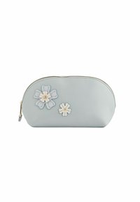 Clutch de cuero azul claro con forma redondeada, que presenta dos apliques de flores en blanco con centros dorados y herrajes de cremallera dorados.