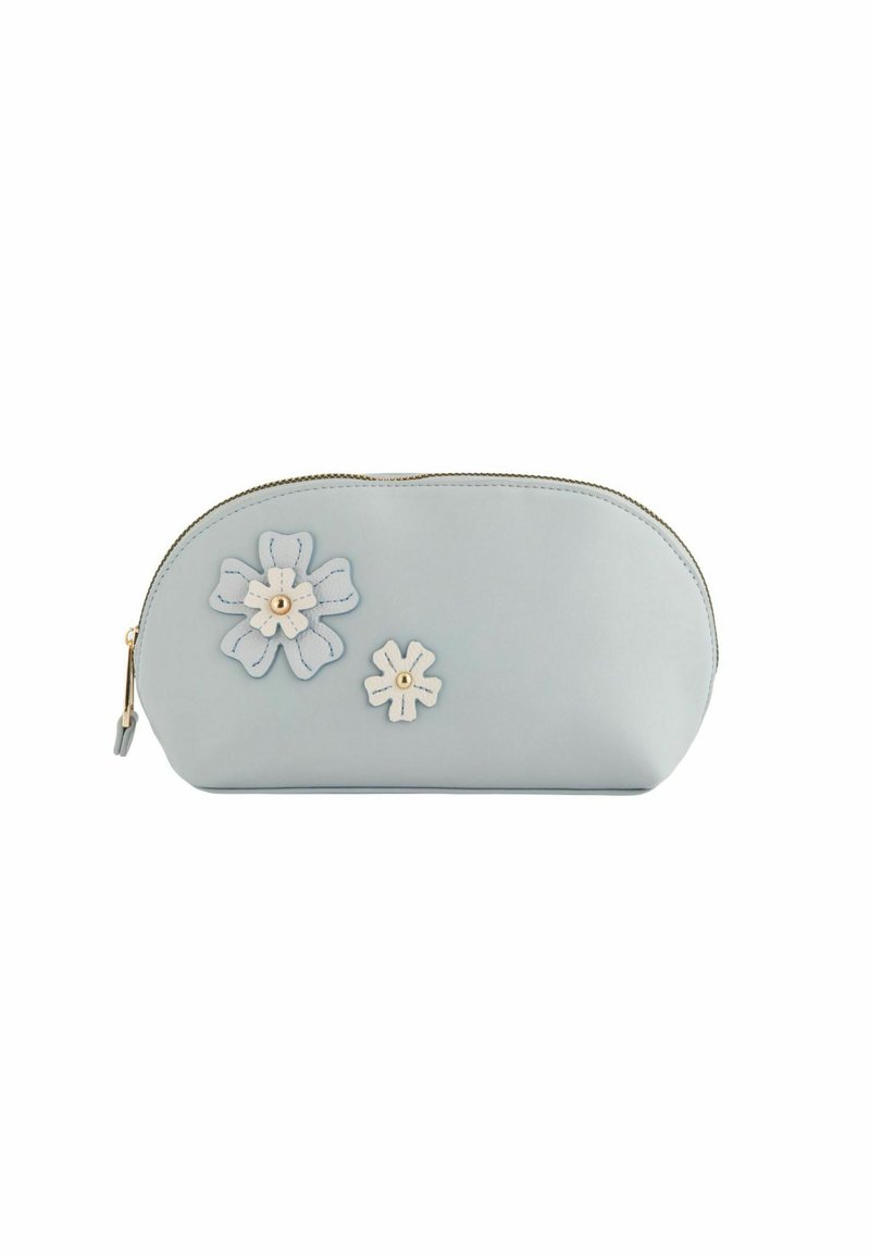 Clutch de cuero azul claro con forma redondeada, que presenta dos apliques de flores en blanco con centros dorados y herrajes de cremallera dorados.
