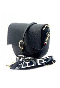 Zwarte leren handtas met een ronde vorm, gouden hardware en een afneembare gestreepte schouderriem met witte letters.