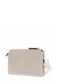 Sac en cuir beige clair avec une surface texturée, de forme rectangulaire, fermeture éclair et une sangle tissée. Présente des accents en métal noir.