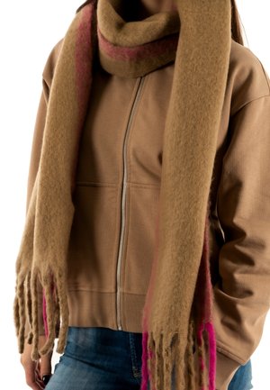 Echarpe en laine marron avec des rayures roses, bords frangés et une texture douce, drapée autour du cou d'une personne.