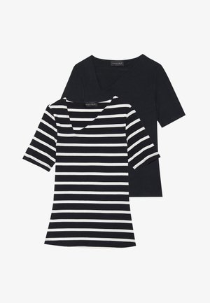 To t-skjorter: en ensfarget svart og en svart og hvit stripete. Begge har kortermede og v-hals design. Merker synlige på nakken.