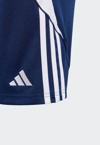 Jūras sp�ēku sporta šorti, kas izgatavoti no gludas auduma, ar trim vertikālām baltām svītrām un sudraba Adidas logo apakšējā kreisajā pusē.