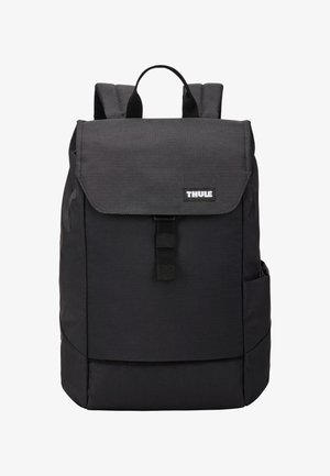 Sac à dos Thule noir en tissu résistant, doté d'une fermeture à rabat, de bretelles ajustables, de poches latérales et d'un design minimaliste.
