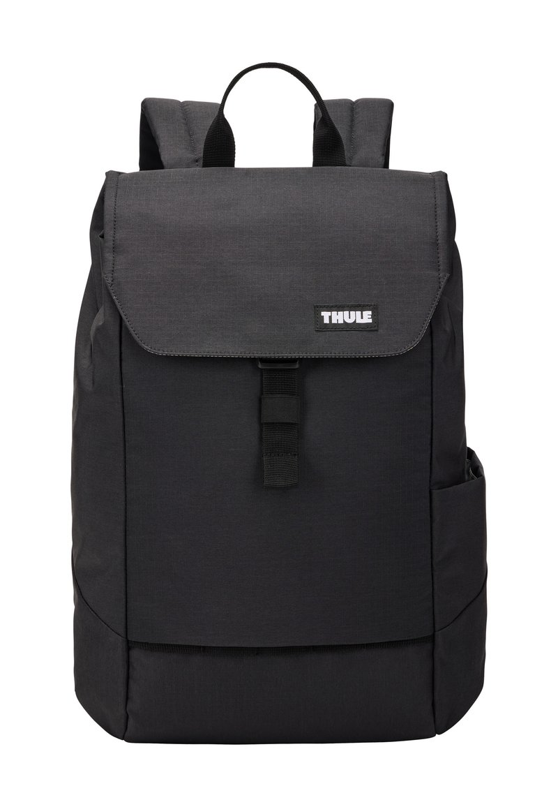 Mochila negra Thule hecha de un tejido duradero, con cierre de solapa, correas ajustables, bolsillos laterales y un diseño minimalista.