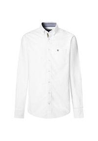 Camisa blanca de manga larga con botones y cuello, que presenta un pequeño bolsillo en el pecho y un detalle a rayas azul marino en el interior del cuello. Fabricada en tela de algodón.