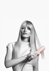 Hårplattare med ett rosa handtag och silverdetaljer. Långt, slätt hår som stylas. Minimalistisk design, vit bakgrund.