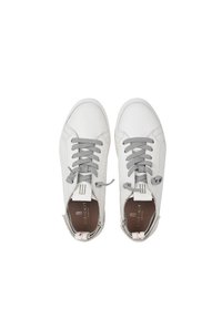 Weiße Leder Sneaker mit grauen Schnüren, runden Zehen und perforierten Details. Mit einem dezenten Logo auf der Zunge und Innenakzenten.