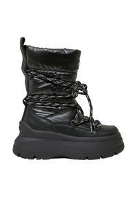 Botas negras impermeables con una parte superior acolchada, suela gruesa negra, cordones blancos y negros con patrón, y una asa en la parte superior.