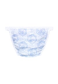 Hellblau- und weiße Stoffe mit komplizierten floralen und Landschaftsillustrationen, verziert mit einem gerüschten weißen Saum entlang der Kanten.