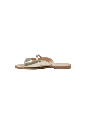 Sandal in metallo dorato, slip-on, con due cinghie e suola piatta. Presenta una punta arrotondata e una parte superiore textured, con un colore di base neutro.