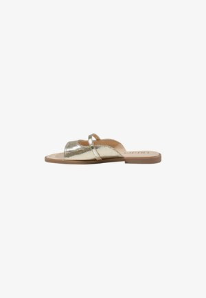 Sandal in metallo dorato, slip-on, con due cinghie e suola piatta. Presenta una punta arrotondata e una parte superiore textured, con un colore di base neutro.