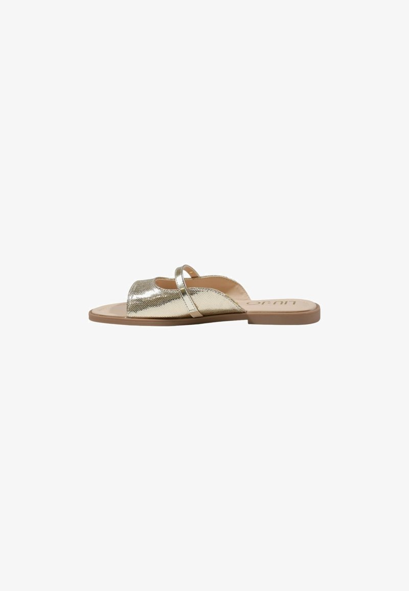 Sandal in metallo dorato, slip-on, con due cinghie e suola piatta. Presenta una punta arrotondata e una parte superiore textured, con un colore di base neutro.