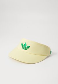 Boné amarelo com logótipo bordado verde. Feito de tecido, possui uma aba curvada e tira ajustável na parte de trás.