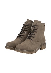 Un par de botas de tobillo de gamuza marrón con cordones, suelas resistentes y detalles de costura, mostradas sobre un fondo blanco.