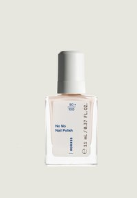 Botella de esmalte de uñas de vidrio transparente, con una tapa blanca estriada. La etiqueta presenta texto azul sobre un fondo blanco, detallando la información del producto.