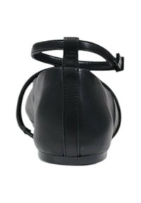 Bailarinas de cuero negro con punta redonda, un diseño elegante y una correa ajustable en el tobillo para un ajuste seguro.