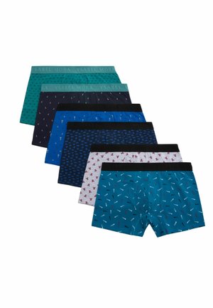 Seis pares de bóxers para hombre en diferentes tonos de azul y teal, con varios pequeños estampados y cinturillas contrastantes, dispuestos en forma de abanico.