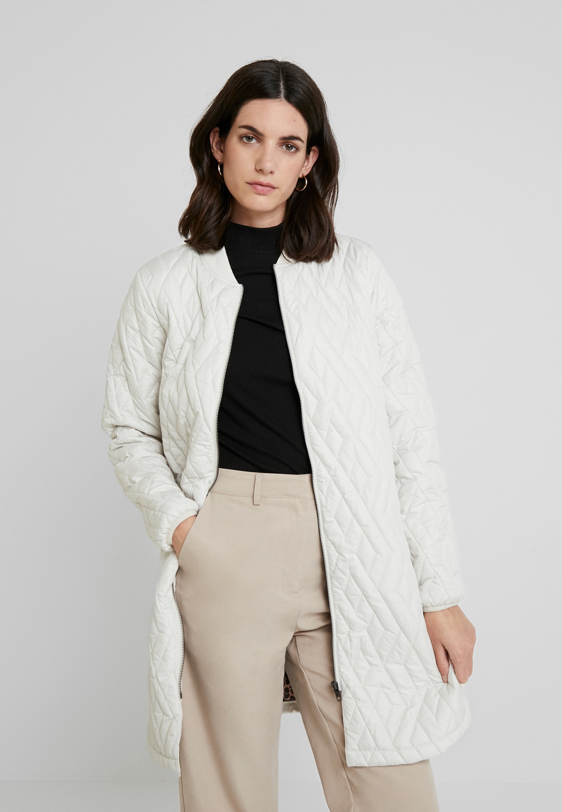 Soyaconcept Salg | Kåper | Nye tilbud hos Zalando Soyaconcept SC-FENYA 11 - Kort kåpe / frakk - black combi
