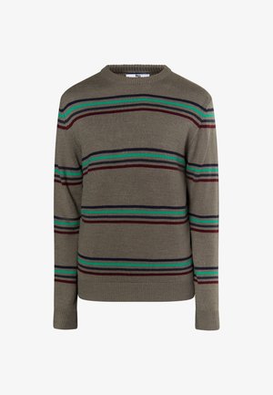 Zaļa olīvu adīta džemperis ar horizontālu svītru rakstu sarkanā, jūraszilā un zaļā krāsā. Tam ir apaļa kakla izgriezums un ribotas aproces.