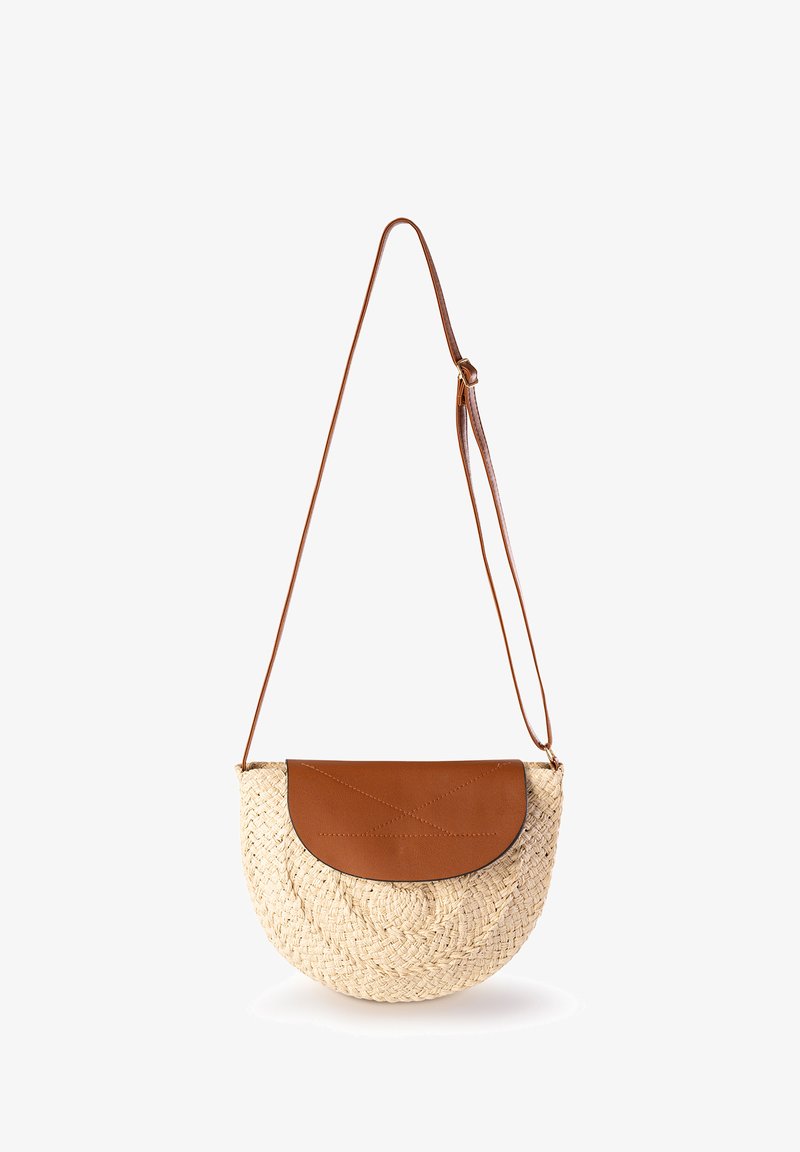 Woven straw crossbody bag o okrągłym kształcie, z brązową skórzaną klapą i regulowanym skórzanym paskiem, prezentująca teksturowane wykończenie.