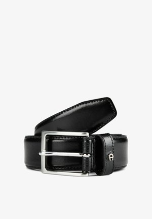 Cintura in pelle nera arrotolata con fibbia rettangolare argentata e bordi cuciti su sfondo bianco.