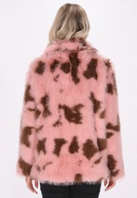 Faux fur-jacka i rosa med bruna fläckar, med en avslappnad passform, långa ärmar och en mjuk, fluffig textur.