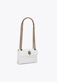 Borsa trapuntata bianca in pelle con tracolla a catena dorata. Presenta una chiusura decorativa con un motivo elaborato sulla parte anteriore.