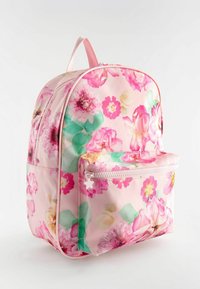 Rucsac floral cu o țesătură roz acoperită cu flori mari, având un compartiment principal și o buzunăraș frontal cu un fermoar în formă de stea.