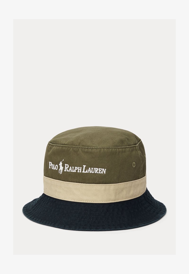 Cappello bucket a tre toni con cupola verde oliva, fascia beige e tesa nera. Logo Polo Ralph Lauren bianco ricamato sul davanti.