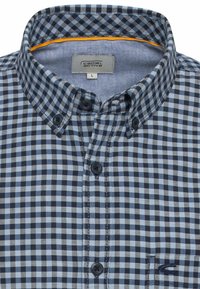 Camicia da uomo con bottoni, motivo a quadretti blu e grigi, materiale in cotone, colletto spread e bottoni neri. Presenta un logo sul petto sinistro.