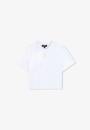 Camiseta blanca recortada de algodón, con cuello redondo y mangas cortas. Un logo sutil está bordado en la parte frontal.