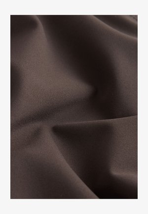 Brunt stof med en glat, skinnende tekstur, der viser blide folder og en subtil glans, hvilket indikerer et syntetisk materiale.