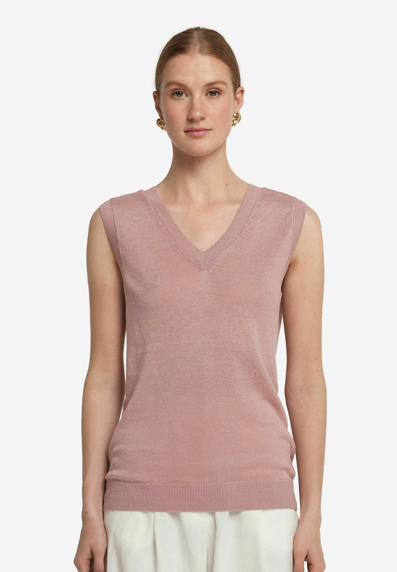 Ärmlös topp med V-ringning i mjukt rosa stickat tyg. Har ribbad nederkant och armhålser. Lätt textur med subtil lyster.