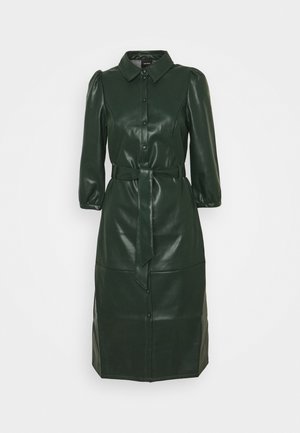Vestido de cuero sintético verde oscuro con cuello, botones en la parte delantera, mangas tres cuartos y cinturón atado en la cintura. Textura suave y diseño ajustado.