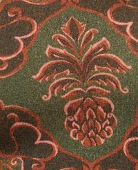 Tissu arborant un motif de ananas rose doré élaboré sur un fond vert foncé, avec des motifs et textures en tourbillon complexes.