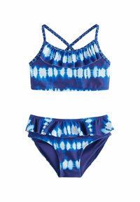 Twee-delig bikini set met een gerende blauwe en witte tie-dye ontwerpd. De bovenkant heeft dunne verstelbare bandjes, terwijl de onderkant een franjeaccent heeft.