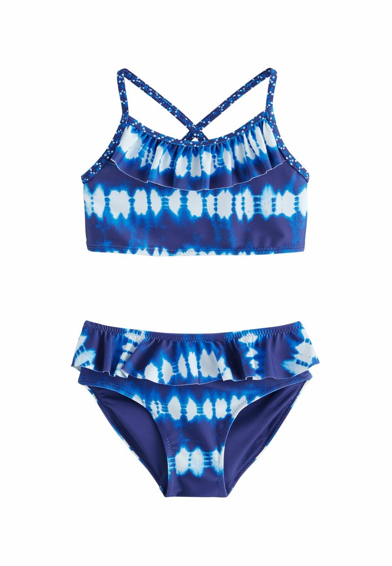 Twee-delig bikini set met een gerende blauwe en witte tie-dye ontwerpd. De bovenkant heeft dunne verstelbare bandjes, terwijl de onderkant een franjeaccent heeft.