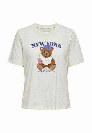Crème kleurig t-shirt met korte mouwen, voorzien van een grafisch ontwerp van een beer met een blauwe pet en een drankje, met de tekst "NEW YORK City of Dreams."