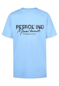 Modré bavlněné tričko s černě potisknutým textem: "PETROL® IND Miami beach FLORIDA, U.S.A." na zadní straně. Klasický design s kulatým výstřihem.