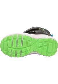 Suola in gomma verde con disegni a maggiore aderenza, intersuola bianca e tomaia nera con accenti blu e verde neon e cinturini in Velcro.
